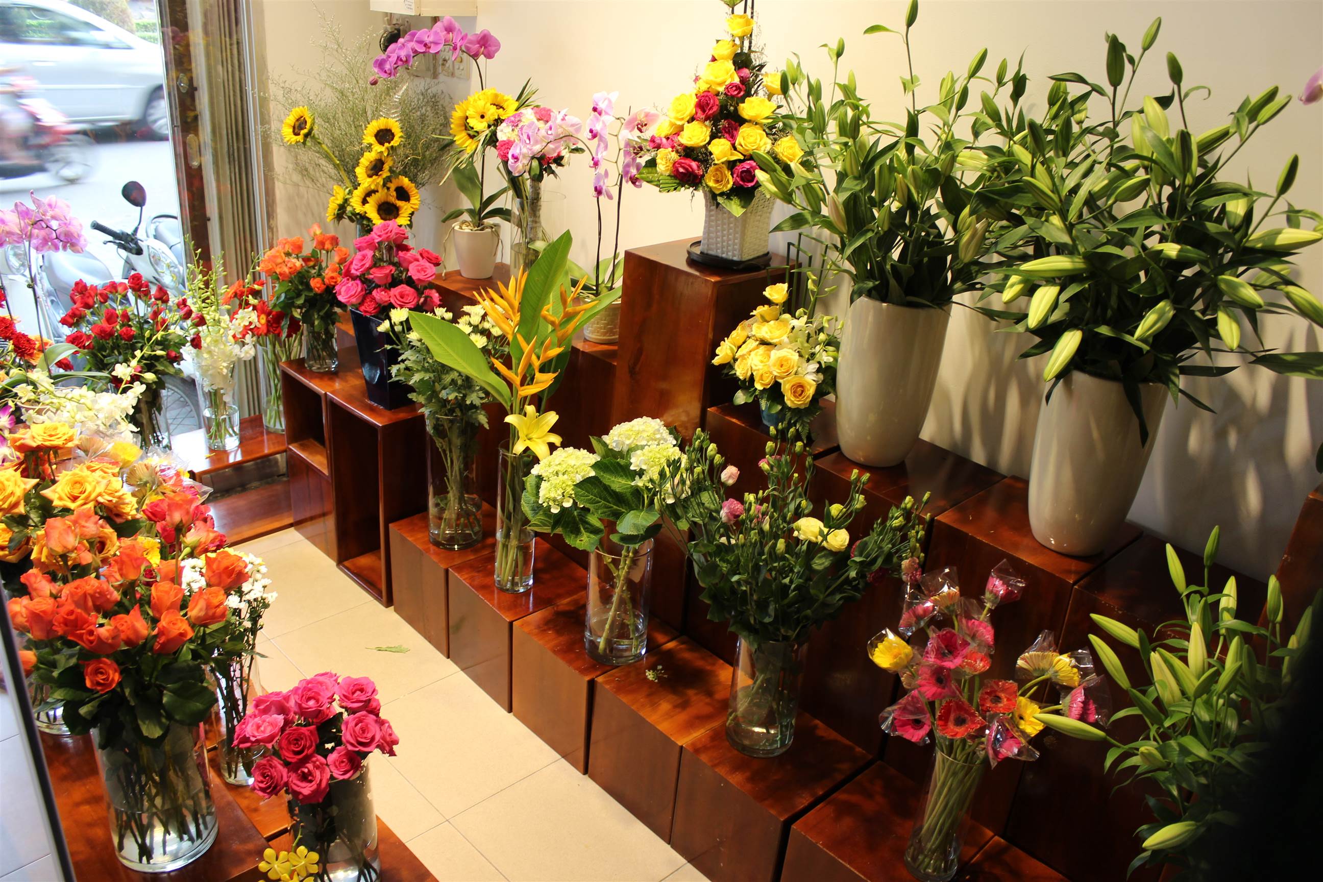 Cách bài trí tạo điểm nhấn nổi bật cho cửa hàng kinh doanh hoa tươi