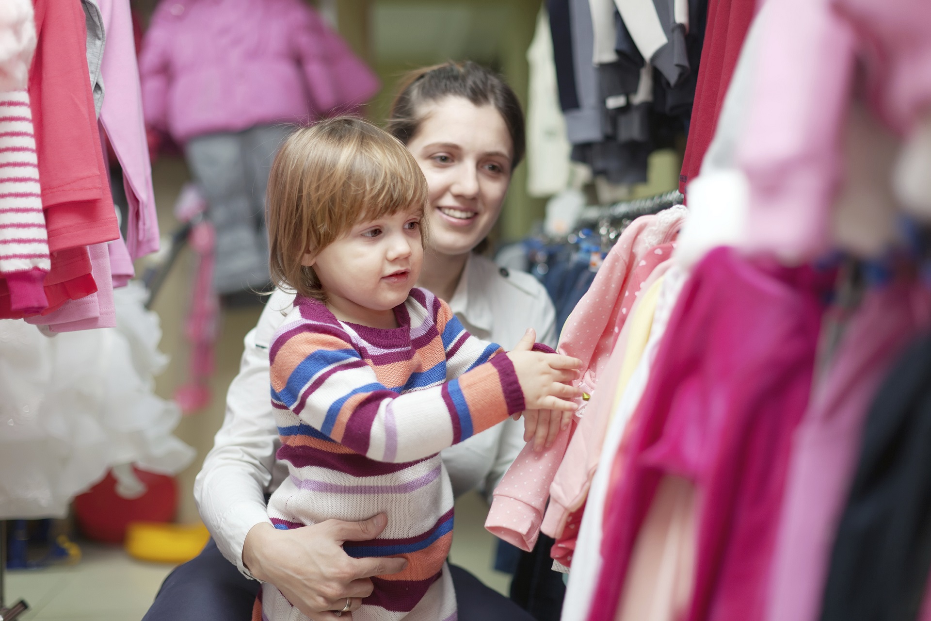 Học hỏi 6 phương pháp trang trí shop quần áo trẻ em hút khách