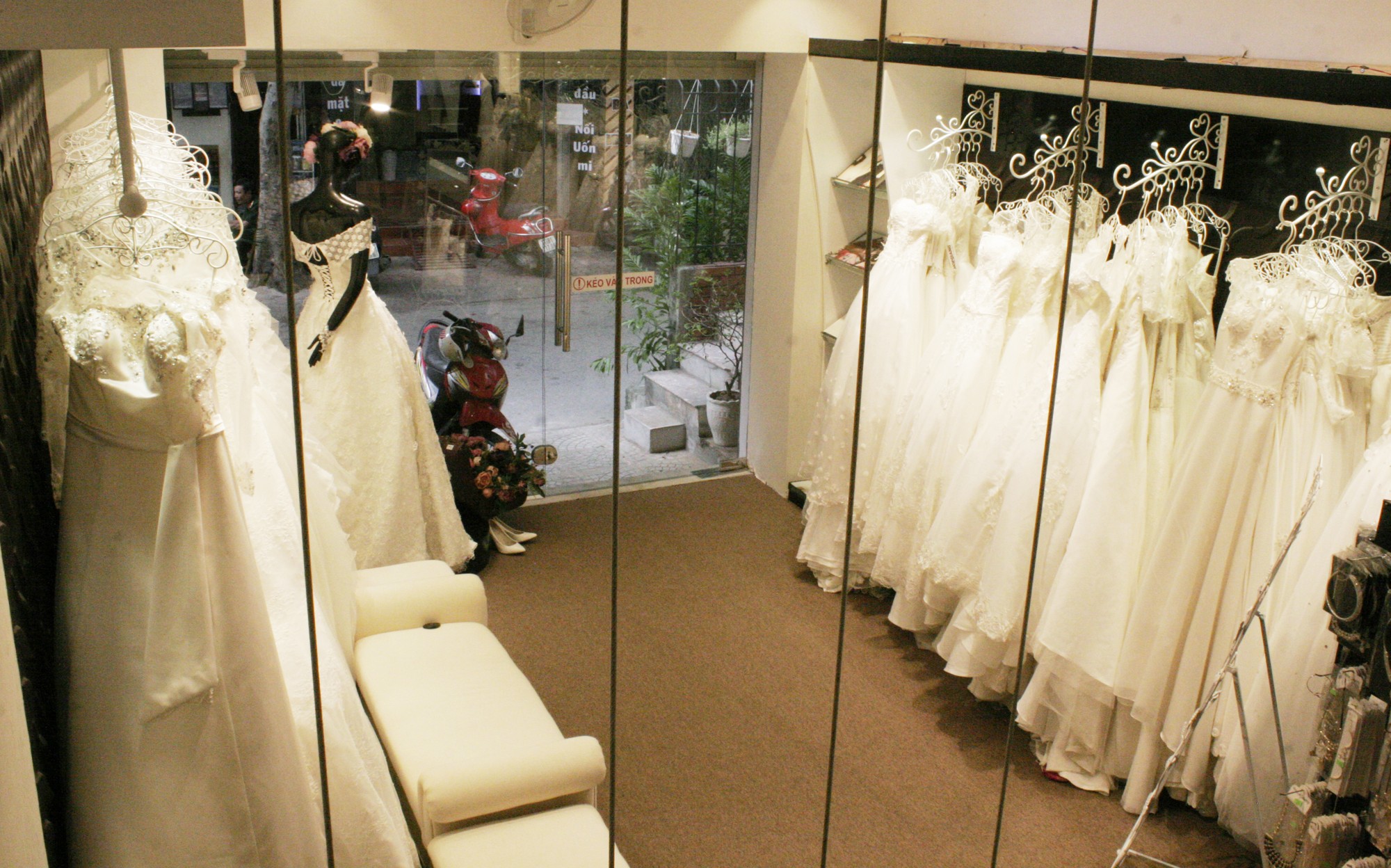 Kinh nghiệm tìm nguồn hàng áo cưới rẻ mà đẹp