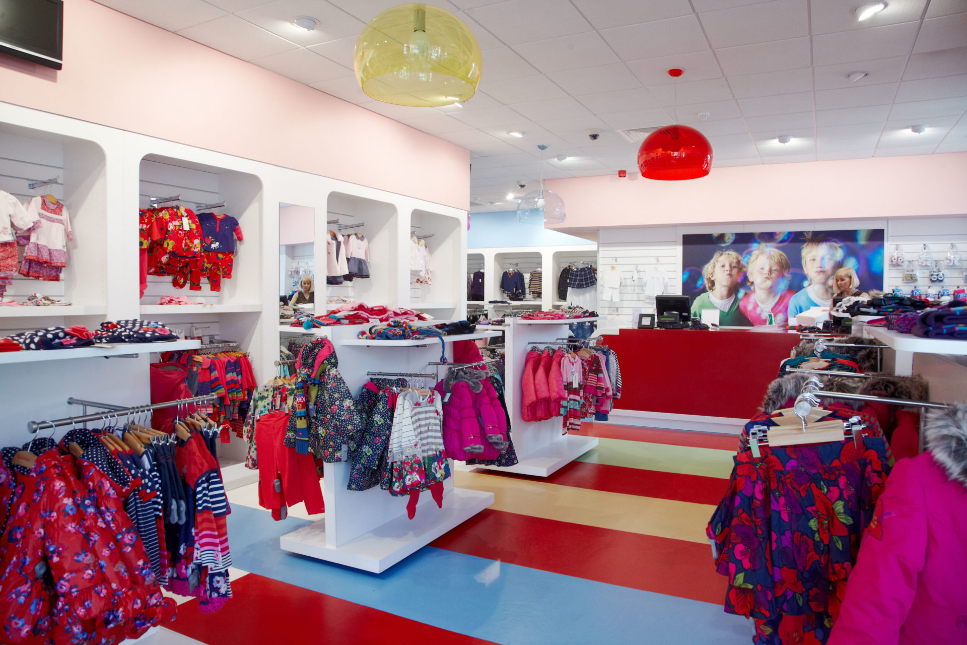 Bí quyết trang trí shop quần áo trẻ em giúp tăng thêm 30% doanh thu